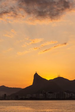 Corcovado Dağı 'na güzel gün batımı okyanus manzarası ve Rio de Janeiro, Brezilya coğrafyası