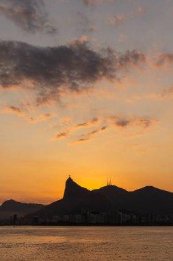 Corcovado Dağı 'na güzel gün batımı okyanus manzarası ve Rio de Janeiro, Brezilya coğrafyası