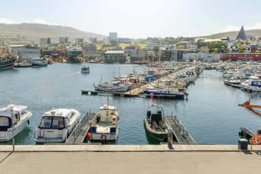 Güneşli bir günde balıkçı köyünde demirlemiş çeşitli teknelerin yüksek açısı