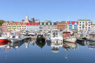 Güneşli bir günde balıkçı köyünde limana demirlemiş modern deniz gemilerinin manzarası