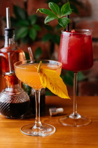Cocktails Outono Fundo Parede Tijolo — Fotografia de Stock