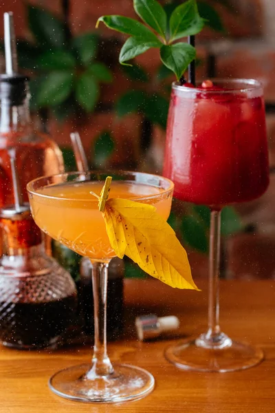 Cocktails Automne Sur Fond Mur Briques — Photo