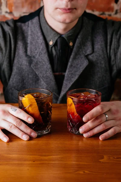 Barman Avec Verre Whisky Cocktail Rouge Sur Fond Bois — Photo