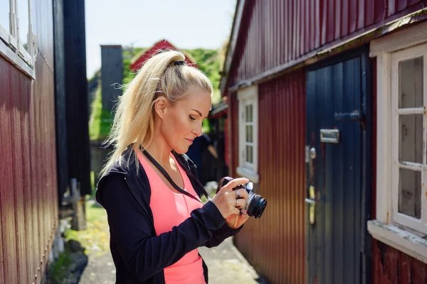 Zijaanzicht Van Vrouwelijke Toerist Met Fotocamera Het Dorp Tijdens Vakantie — Stockfoto