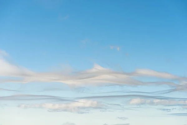 Vista Pitoresca Raras Nuvens Brancas Cinzentas Cirros Que Fluem Céu — Fotografia de Stock