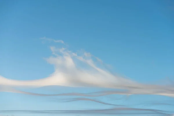 Delicadas Líneas Nubes Cirros Flotando Cielo Azul Atardecer Por Noche —  Fotos de Stock