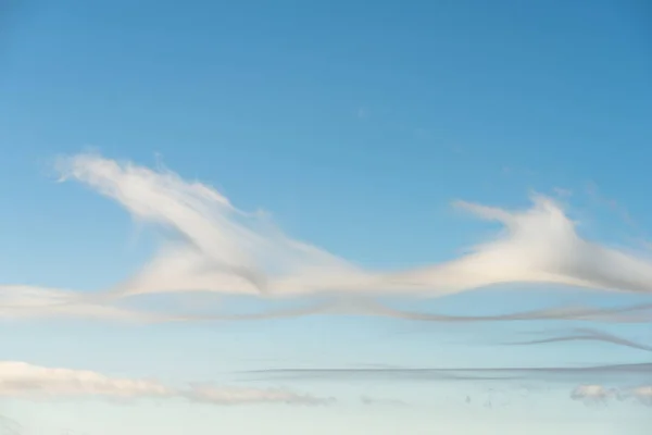 Linhas Cinzentas Brancas Nuvens Cirros Espalhadas Céu Azul Pôr Sol — Fotografia de Stock