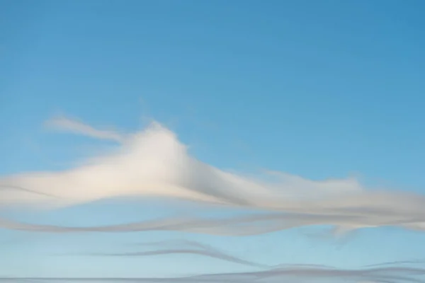 Festői Kilátás Finom Fehér Cirrus Felhők Lebegő Kék Naplementekor — Stock Fotó