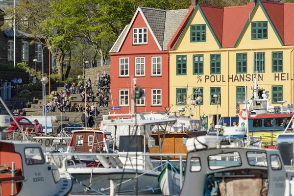 Vários Barcos Ancorados Baía Perto Vila Pescadores Com Casas Coloridas — Fotografia de Stock