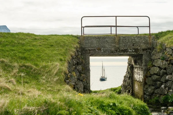 Stone Passage View Sailboat Floating Sea Gray Sky Cloudy Day — Stock Photo, Image