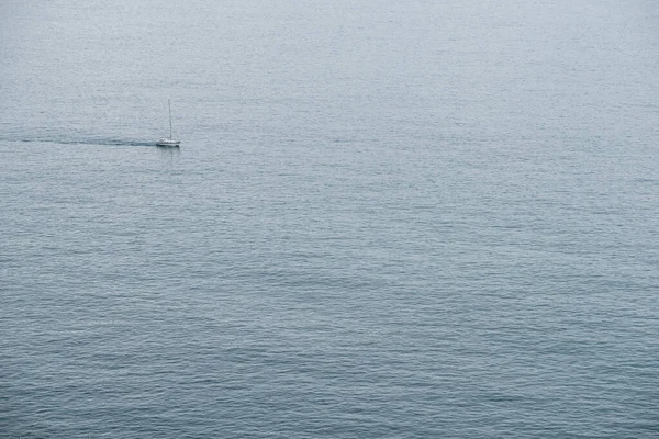 Καταπληκτική Θέα Drone Του Ιστιοφόρου Επιπλέουν Μόνο Ήρεμο Ωκεανό Την — Φωτογραφία Αρχείου