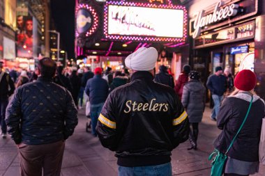 Sonbaharda New York 'tan geçen bir turist