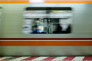 Tokyo, Japonya 'dan kalkan metro treni.