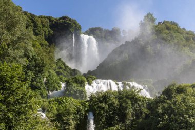 Güneşli bir günde Avrupa 'nın en yüksek şelalesi