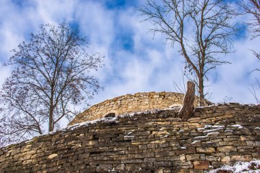 Terebovlia, Ukrayna 01.06.2020. Güneşli bir kış gününde Ukrayna 'nın Ternopil bölgesindeki eski Terebovlia kalesinin kalıntıları.