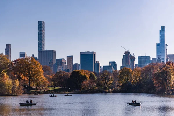 Folk Ses Åka Båt Sjön Central Park — Stockfoto