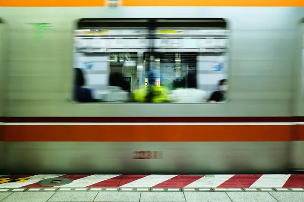 Vlak Metra Odjíždí Stanice Tokiu Japonsko — Stock fotografie