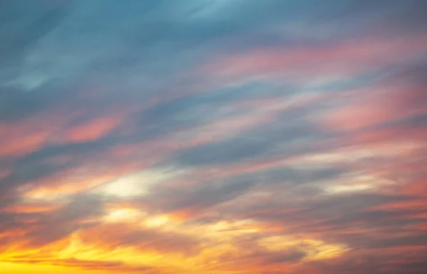 雲に包まれた美しい夕日の空 — ストック写真