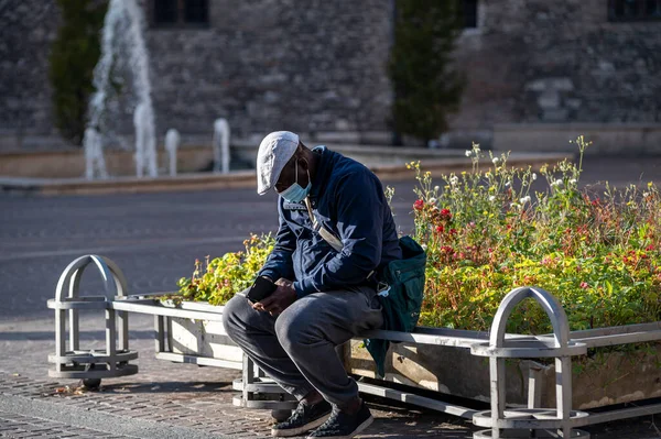 Terni Italia Noviembre 2020 Hombre Negro Con Máscara Médica Sentado — Foto de Stock