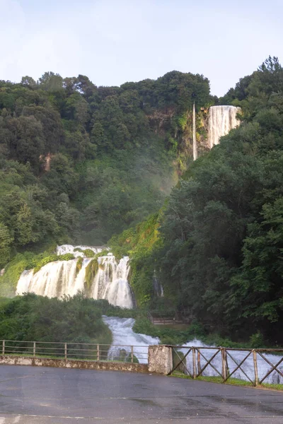 より多くの滝は夕方にヨーロッパで最も高い — ストック写真