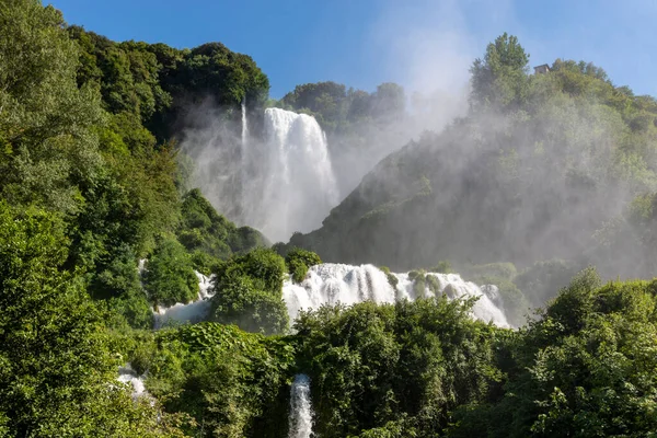 晴れた日にはヨーロッパで最も滝が高く — ストック写真