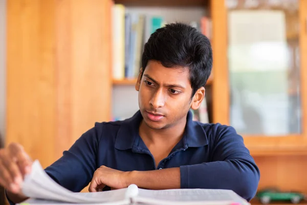 Handsome Indian Student Studying University Bookshelf Background — Stock Photo, Image