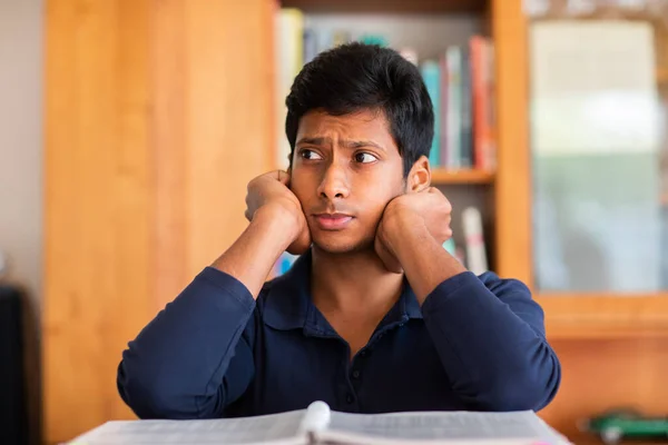 Handsome Indian Student Studying University Bookshelf Background — Stock Photo, Image