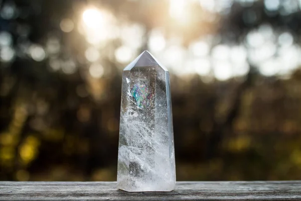 Eine Nahaufnahme Eines Schönen Kristallglases Aus Eiswürfeln Auf Einem Unscharfen — Stockfoto