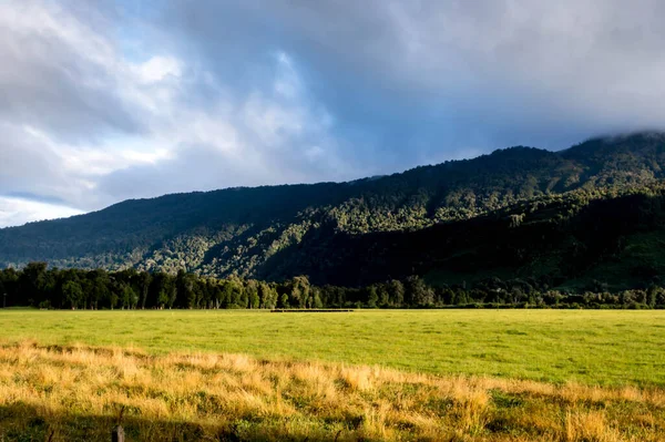 Krásná Krajina Horou Pozadí — Stock fotografie