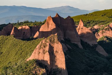 İspanya 'nın El Bierzo kentindeki Las Medulas adı verilen bölgede bulunan Romalıların altın çıkarması sonucu ortaya çıkan manzara. Fotoğraf yazın gün batımında.