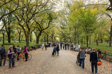 Şehirde yürüyen insanlar.