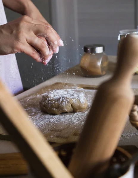 반죽을 만드는 요리사의 클로즈업하는 — 스톡 사진