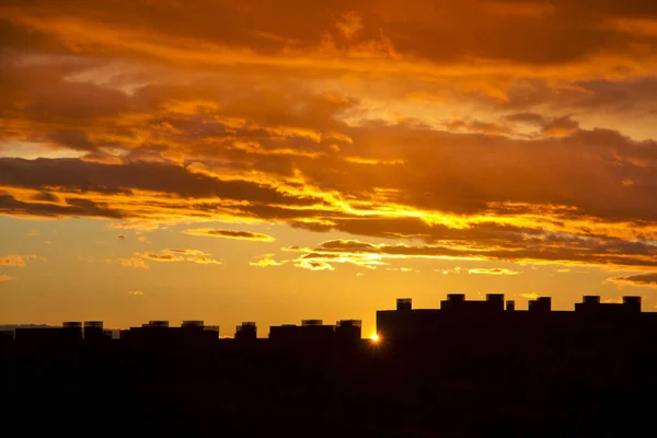 Solnedgång Över Stadsbyggnader — Stockfoto