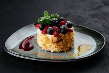 desenli siyah arkaplanda meyve ve çikolata tatlısı