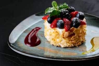 desenli siyah arkaplanda meyve ve çikolata tatlısı