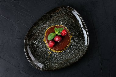 desenli siyah arkaplanda meyve ve çikolata tatlısı