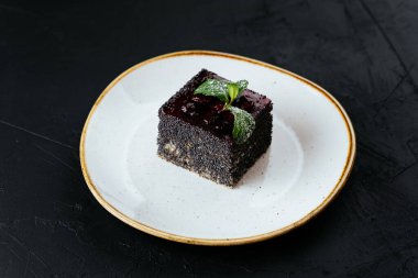 desenli siyah arkaplanda meyve ve çikolata tatlısı