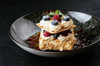 desenli siyah arkaplanda meyve ve çikolata tatlısı