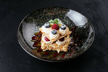 desenli siyah arkaplanda meyve ve çikolata tatlısı