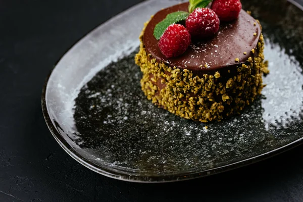 Postres Frutas Chocolate Sobre Fondo Negro Texturizado — Foto de Stock