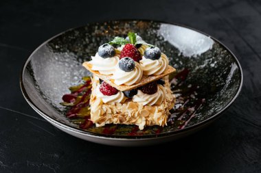 desenli siyah arkaplanda meyve ve çikolata tatlısı