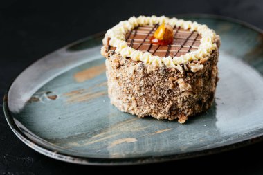 desenli siyah arkaplanda meyve ve çikolata tatlısı