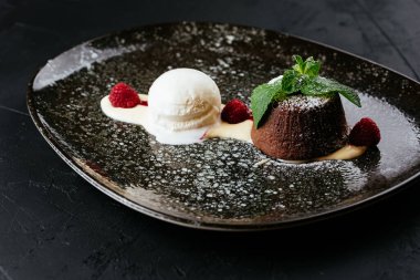 desenli siyah arkaplanda meyve ve çikolata tatlısı