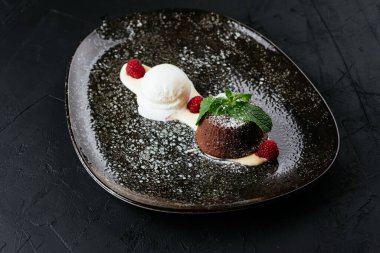 desenli siyah arkaplanda meyve ve çikolata tatlısı