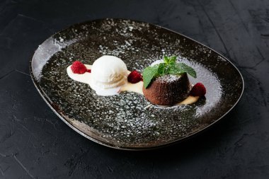 desenli siyah arkaplanda meyve ve çikolata tatlısı