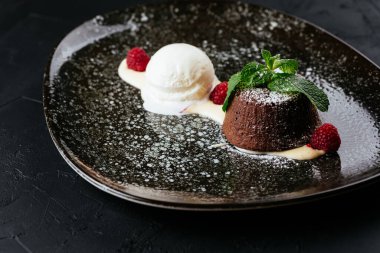 desenli siyah arkaplanda meyve ve çikolata tatlısı