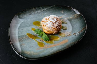 desenli siyah arkaplanda meyve ve çikolata tatlısı