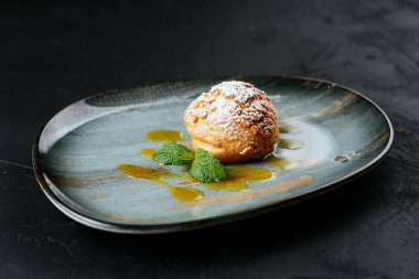 desenli siyah arkaplanda meyve ve çikolata tatlısı