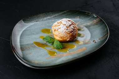 desenli siyah arkaplanda meyve ve çikolata tatlısı