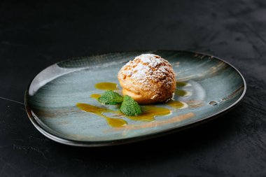 desenli siyah arkaplanda meyve ve çikolata tatlısı